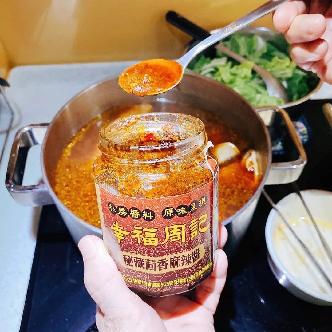 湯匙舀起祕藏茴香麻辣醬準備加入鍋中